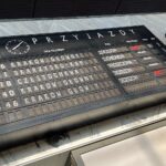 17.03.2022. Kielce. Dworzec PKP. Informacje o opóźnionych pociągach / Wiktor Taszłow / Radio Kielce