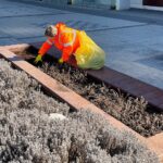 23.03.2022. Kielce. Porządkowanie rabat kwiatowych / Wiktor Taszłow / Radio Kielce