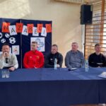 30.03.2022. Kielce. Katolicka Szkoła Podstawowa im. Maryi z Nazaretu. Akcja „Piłka nożna w szkole i poza nią”. Na zdjęciu (od lewej): Kamil Zalewski - właściciel Juventus Academy Rzeszów, Piotr Malarczyk - kapitan Korony Kielce, Paweł Golański - dyrektor sportowy Korony Kielce, Michał Gębura - piłkarz 75–lecia Świętokrzyskiego Związku Piłki Nożnej, Mateusz Zachara - ŁKS Probudex Łagów / Rafał Szymczyk / Radio Kielce