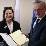 17.03.2022. Kielce. Powołanie nowych konsultantów. Na zdjęciu (od lewej): dr n. med. Ewa Kołodziejska i Zbigniew Koniusz - wojewoda Świętokrzyski / Świętokrzyski Urząd Wojewódzki