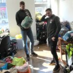 01.03.2022. Kielecki punkt pomocy dla uchodźców z Ukrainy. Na zdjęciu (od lewej): Vlad Kulesz i Arkadiusz Moryto - zawodnicy Łomży Vive Kielce / Marek Cender / Radio Kielce