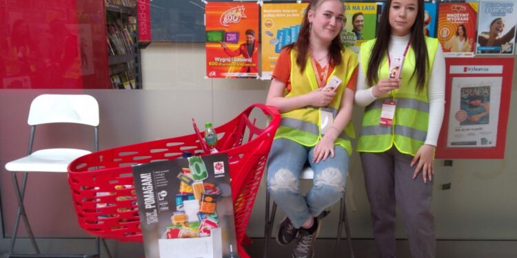 26.03.2022. Sandomierz. Przedświąteczna zbiórka żywności. Na zdjęciu wolontariusze Caritas Diecezji Sandomierskiej / Caritas Diecezji Sandomierskiej