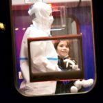 16.03.2022. Kielce. Terytorialsi przy transporcie chorych dzieci z Ukrainy / ppor. Daniel Woś / ŚBOT