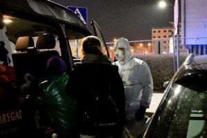 16.03.2022. Kielce. Terytorialsi przy transporcie chorych dzieci z Ukrainy / ppor. Daniel Woś / ŚBOT