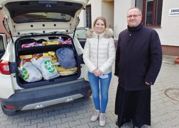 26.02.2022. Piekoszów. Przekazanie darów dla uchodźców z Ukrainy. Na zdjęciu (od lewej): przekazująca dary Żaneta Chatys-Bogacka, ks. Łukasz Zygmunt - dyrektor domu dla niepełnosprawnych / Marcin Marszałek / Radio Kielce