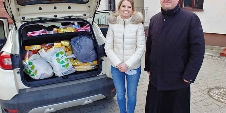 26.02.2022. Piekoszów. Przekazanie darów dla uchodźców z Ukrainy. Na zdjęciu (od lewej): przekazująca dary Żaneta Chatys-Bogacka, ks. Łukasz Zygmunt - dyrektor domu dla niepełnosprawnych / Marcin Marszałek / Radio Kielce