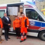 07.03.2022. Kielce. Karetkapogotowia przekazana Ukrainie przez Świętokrzyskie Centrum Ratownictwa Medycznego i Transportu Sanitarnego. Na zdjęciu (od lewej): Rafał Kędziora - ratownik medyczny ŚCRMMiTS, Zbigniew Duda - przewodniczący Rady Społecznej ŚCRMMiTS, Beata Radek i Marcin Najman - ratownicy medyczni ŚCRMMiTS / Zbigniew Duda / przewodniczący Rady Społecznej Świętokrzyskiego Centrum Ratownictwa Medycznego i Transportu Sanitarnego