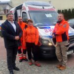07.03.2022. Kielce. Karetka pogotowia przekazana Ukrainie przez Świętokrzyskie Centrum Ratownictwa Medycznego i Transportu Sanitarnego. Na zdjęciu (od lewej): Zbigniew Duda - przewodniczący Rady Społecznej ŚCRMMiTS, Rafał Kędziora, Beata Radek i Marcin Najman - ratownicy medyczni ŚCRMMiTS / przewodniczący Rady Społecznej Świętokrzyskiego Centrum Ratownictwa Medycznego i Transportu Sanitarnego