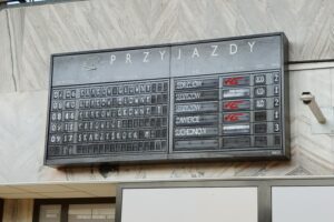 17.03.2022. Kielce. Dworzec PKP. Informacje o opóźnionych pociągach / Marcin Marszałek / Radio Kielce