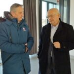 18.03.2022. Bilcza. Przekazanie wyposażenia dla uchodźców którzy maja zakwaterować w remizie. Na zdjęciu (od lewej): Zbigniew Koniusz - wojewoda świętokrzyski, Marian Buras - burmistrz Morawicy / Marcin Marszałek / Radio Kielce