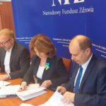 30.03.2022. Kielce. Podpisanie umowy na budowę nowej siedziby świętokrzyskiego oddziału NFZ. Na zdjęciu (od lewej): Adam Marszałek - prezes WODPOL Sp. z o.o., Małgorzata Kiebzak - dyrektor świętokrzyskiego oddziału NFZ, Marek Zachla - prezes PBO Śląsk Sp. z o.o. / Świętokrzyski OW NFZ