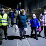 24.03.2022. Kielce. Terytorialsi przejmują chore na COVID-19 dzieci z Ukrainy / DWOT