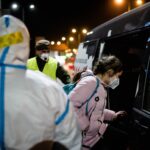 24.03.2022. Kielce. Terytorialsi przejmują chore na COVID-19 dzieci z Ukrainy / DWOT