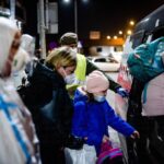 24.03.2022. Kielce. Terytorialsi przejmują chore na COVID-19 dzieci z Ukrainy / DWOT