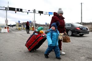 28.02.2022. Medyka. Uchodźcy z Ukrainy po przekroczeniu polsko-ukraińskiego przejścia granicznego w Medyce. Trwa inwazja Rosji na Ukrainę / PAP/Darek Delmanowicz