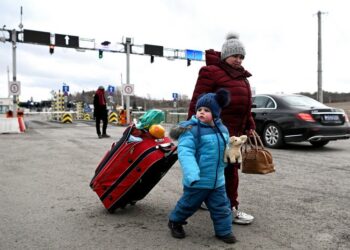 28.02.2022. Medyka. Uchodźcy z Ukrainy po przekroczeniu polsko-ukraińskiego przejścia granicznego w Medyce. Trwa inwazja Rosji na Ukrainę / PAP/Darek Delmanowicz