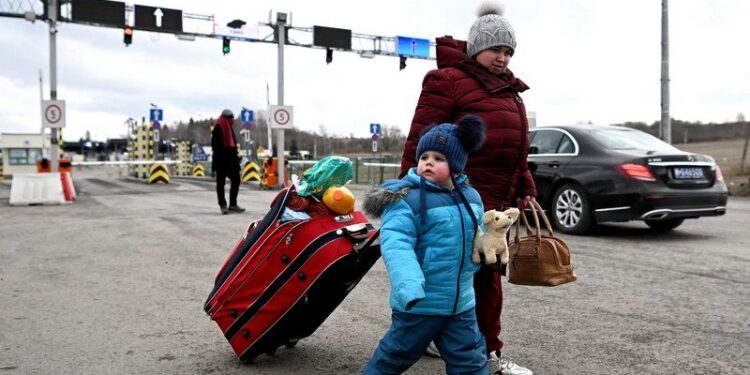 28.02.2022. Medyka. Uchodźcy z Ukrainy po przekroczeniu polsko-ukraińskiego przejścia granicznego w Medyce. Trwa inwazja Rosji na Ukrainę / PAP/Darek Delmanowicz