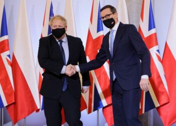 01.03.2022. Warszawa. Premier Mateusz Morawiecki (z prawej) oraz premier Wielkiej Brytanii Boris Johnson (z lewej) podczas spotkania w Kancelarii Prezesa Rady Ministrów w Warszawie. Szef brytyjskiego rządu przebywa z wizytą w Polsce / PAP/Leszek Szymański