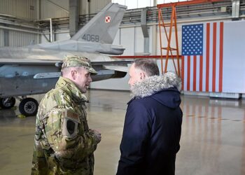 01.03.2022. Łask. Prezydent Andrzej Duda oraz dowódca wojsk USA i NATO w Europie gen. Tod D. Wolters podczas wizyty sekretarza generalnego NATO Jensa Stoltenberga w 32. Bazie Lotnictwa Taktycznego w Łasku / Grzegorz Michałowski / PAP