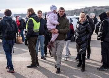 01.03.2022. Hrebenne. Uchodźcy z Ukrainy na polsko-ukraińskim przejściu granicznym w Hrebennem (pow. tomaszowski) / PAP/Wojtek Jargiło