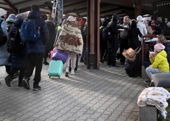 01.03.2022. Przemyśl. Uchodźcy z Ukrainy przybyli pociągiem na dworzec główny w Przemyślu / PAP/Darek Delmanowicz