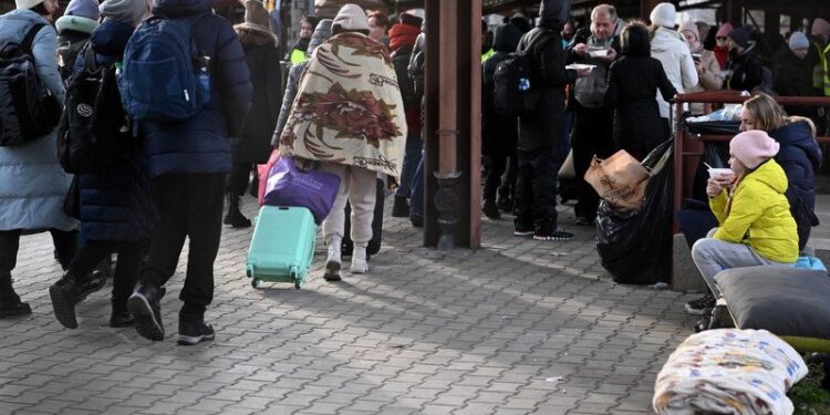 01.03.2022. Przemyśl. Uchodźcy z Ukrainy przybyli pociągiem na dworzec główny w Przemyślu / PAP/Darek Delmanowicz