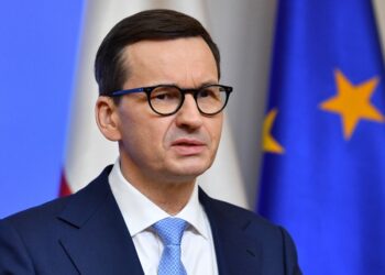 Premier Mateusz Morawiecki podczas wypowiedzi dla mediów w Stałym Przedstawicielstwie RP przy Unii Europejskiej, 1 bm. w Brukseli. Premier Mateusz Morawiecki ma wziąć udział w nadzwyczajnej sesji Parlamentu Europejskiego poświęconej agresji Rosji przeciwko Ukrainie / Radek Pietruszka / PAP