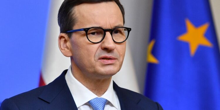 Premier Mateusz Morawiecki podczas wypowiedzi dla mediów w Stałym Przedstawicielstwie RP przy Unii Europejskiej, 1 bm. w Brukseli. Premier Mateusz Morawiecki ma wziąć udział w nadzwyczajnej sesji Parlamentu Europejskiego poświęconej agresji Rosji przeciwko Ukrainie / Radek Pietruszka / PAP