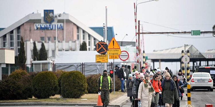 02.03.2022. Korczowa. Uchodźcy z Ukrainy na polsko-ukraińskim przejściu granicznym w Korczowej / Darek Delmanowicz / PAP