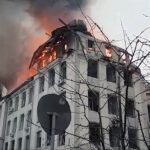 Charków, 02.03.2022. Płonący budynek siedziby policji i służby bezpieczeństwa w Charkowie / PAP / DSNS