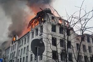 Charków, 02.03.2022. Płonący budynek siedziby policji i służby bezpieczeństwa w Charkowie / PAP / DSNS