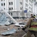 Charków, 02.03.2022. Strażacy podczas gaszenia płonącego budynku siedzibę policji i służby bezpieczeństwa w Charkowie / PAP / DSNS