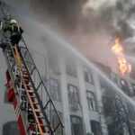 Charków, 02.03.2022. Płonący budynek siedziby policji i służby bezpieczeństwa w Charkowie / PAP / DSNS