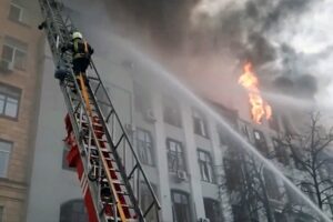 Charków, 02.03.2022. Płonący budynek siedziby policji i służby bezpieczeństwa w Charkowie / PAP / DSNS