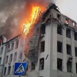 Charków, 02.03.2022. Płonący budynek siedziby policji i służby bezpieczeństwa w Charkowie / PAP / DSNS