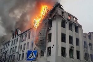 Charków, 02.03.2022. Płonący budynek siedziby policji i służby bezpieczeństwa w Charkowie / PAP / DSNS