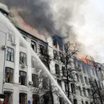 Charków, 02.03.2022. Płonący budynek siedziby policji i służby bezpieczeństwa w Charkowie / PAP / DSNS