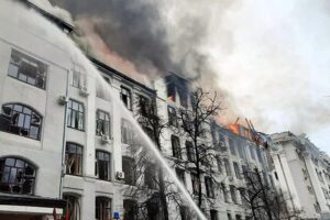 Charków, 02.03.2022. Płonący budynek siedziby policji i służby bezpieczeństwa w Charkowie / PAP / DSNS