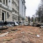 Charków, 02.03.2022. Płonący budynek siedziby policji i służby bezpieczeństwa w Charkowie / PAP / DSNS