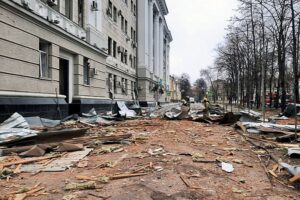 Charków, 02.03.2022. Płonący budynek siedziby policji i służby bezpieczeństwa w Charkowie / PAP / DSNS