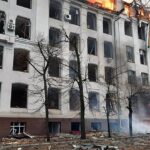 Charków, 02.03.2022. Płonący budynek siedziby policji i służby bezpieczeństwa w Charkowie / PAP / DSNS