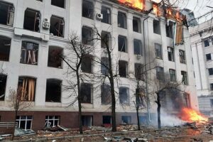 Charków, 02.03.2022. Płonący budynek siedziby policji i służby bezpieczeństwa w Charkowie / PAP / DSNS