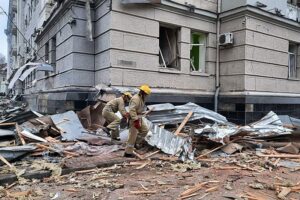 Charków, 02.03.2022. Płonący budynek siedziby policji i służby bezpieczeństwa w Charkowie / PAP / DSNS