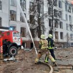 Charków, 02.03.2022. Płonący budynek siedziby policji i służby bezpieczeństwa w Charkowie / PAP / DSNS