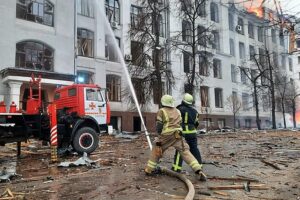 Charków, 02.03.2022. Płonący budynek siedziby policji i służby bezpieczeństwa w Charkowie / PAP / DSNS