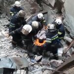 Charków, 02.03.2022. Strażacy podczas akcji ratunkowej w siedzibie policji i służby bezpieczeństwa w Charkowie / PAP / DSNS