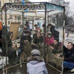 Charków, Ukraina, 03.03.2022. Na zdjęciu bez daty mieszkańcy Charkowa wykonują siatkę maskującą / PAP / PCPM