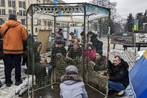 Charków, Ukraina, 03.03.2022. Na zdjęciu bez daty mieszkańcy Charkowa wykonują siatkę maskującą / PAP / PCPM