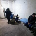 Charków, Ukraina, 03.03.2022. Na zdjęciu z 27 lutego. mieszkańcy Charkowa w schronie / PAP / PCPM