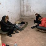 Charków, Ukraina, 03.03.2022. Na zdjęciu z 27 lutego. mieszkańcy Charkowa w schronie / PAP / PCPM